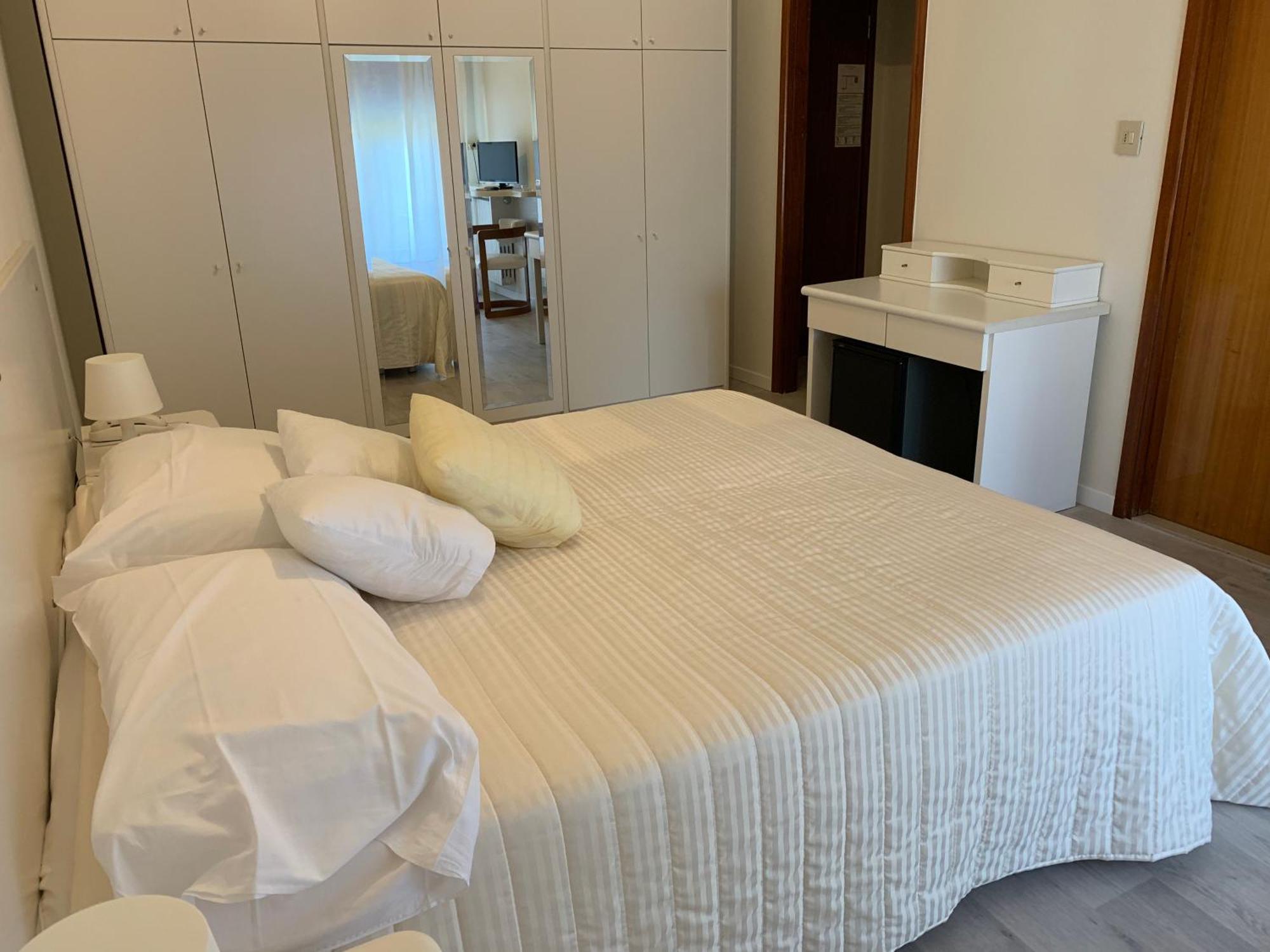 G&D Hotel Deanna Pool&Brunch ميلانو ماريتيما الغرفة الصورة