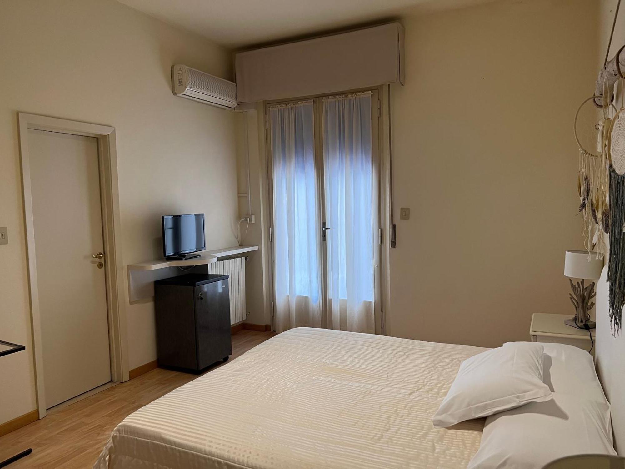 G&D Hotel Deanna Pool&Brunch ميلانو ماريتيما الغرفة الصورة
