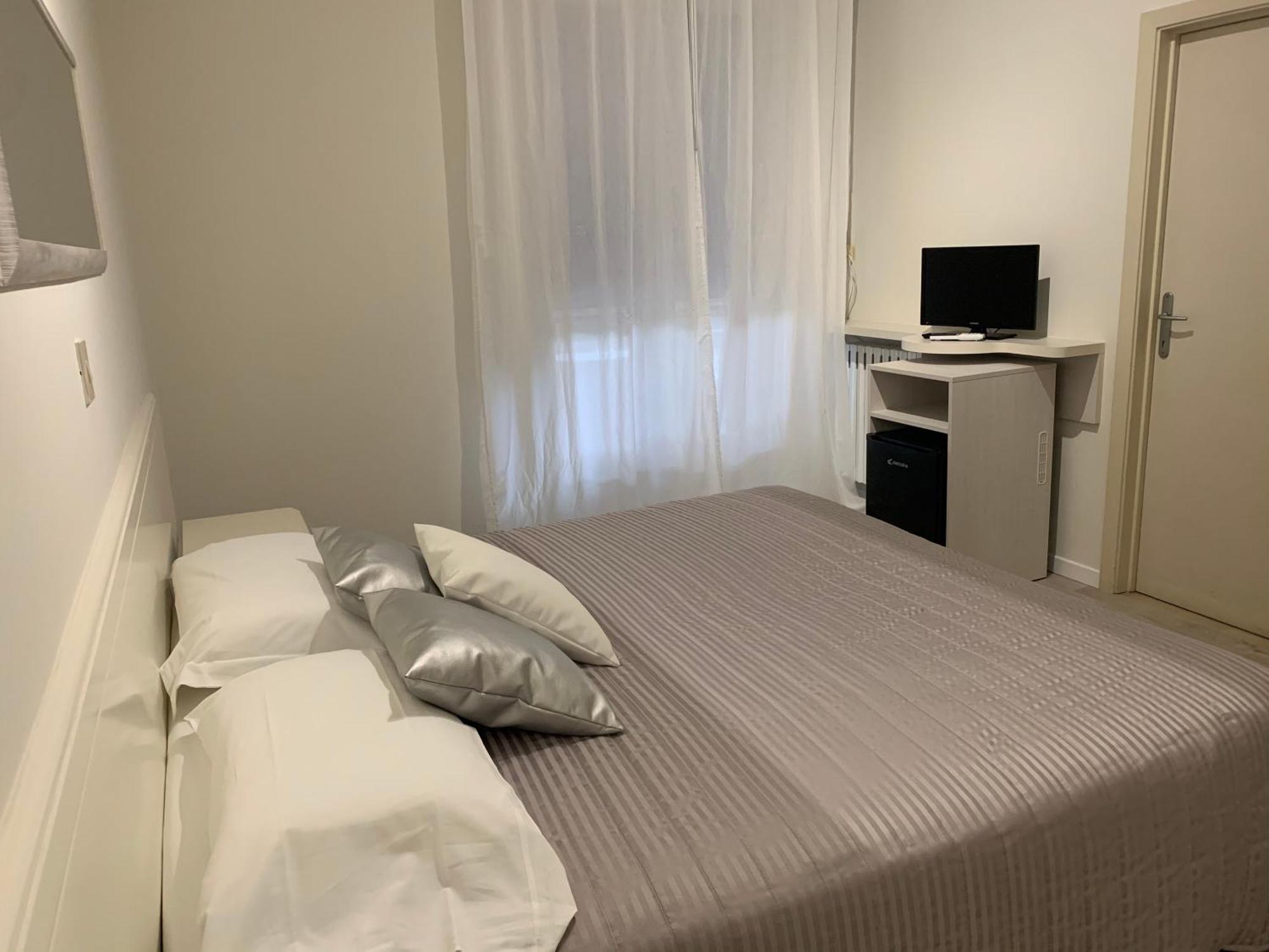 G&D Hotel Deanna Pool&Brunch ميلانو ماريتيما الغرفة الصورة