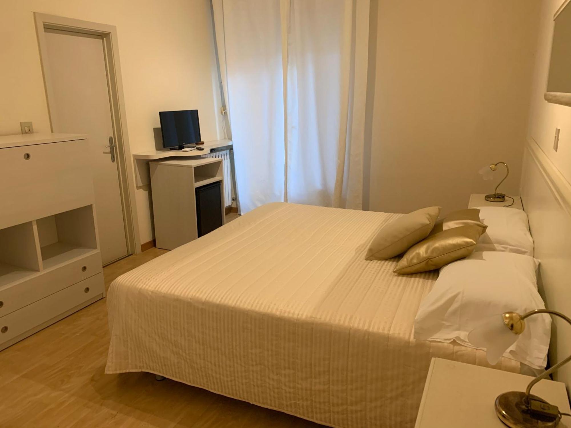 G&D Hotel Deanna Pool&Brunch ميلانو ماريتيما الغرفة الصورة